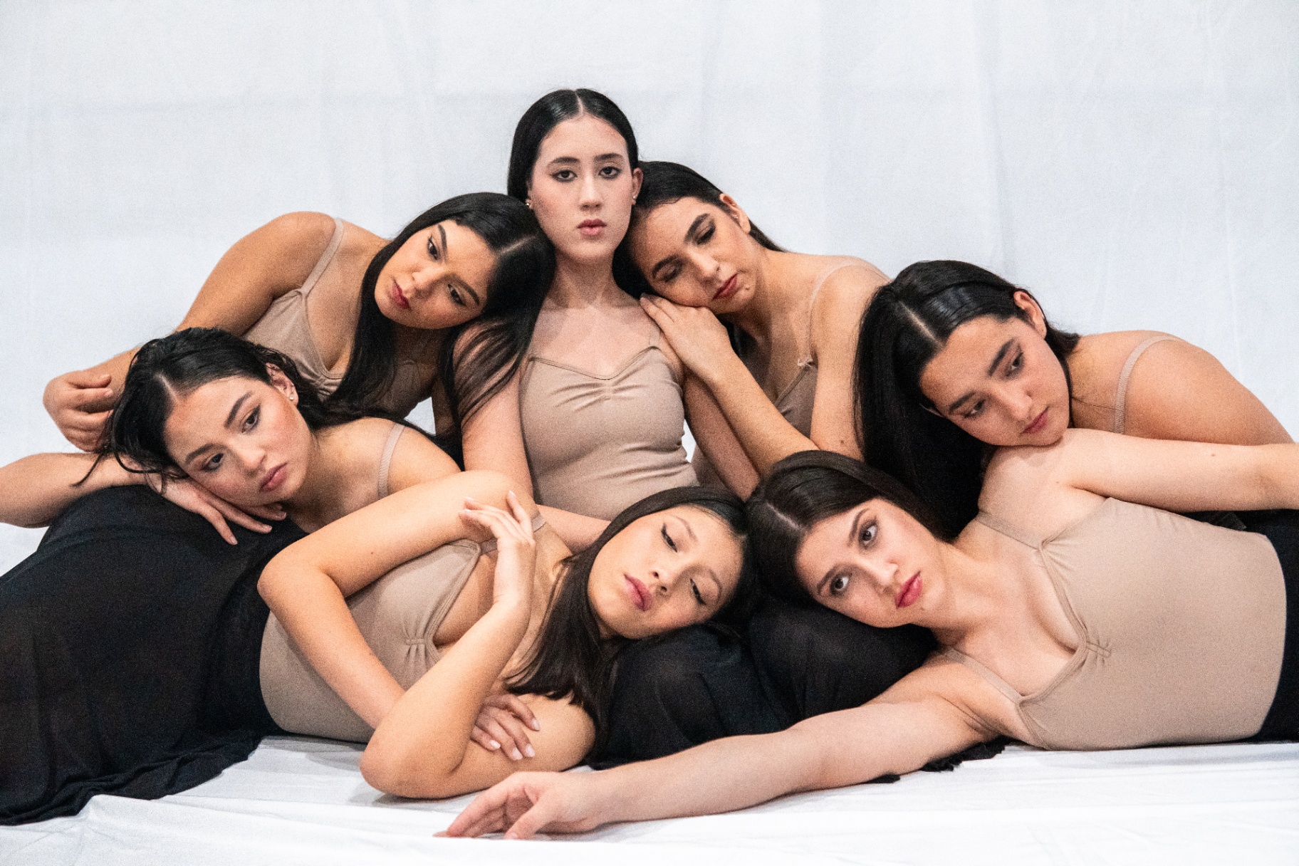 Grupo de bailarinas de DANZAR en una composición de danza contemporánea