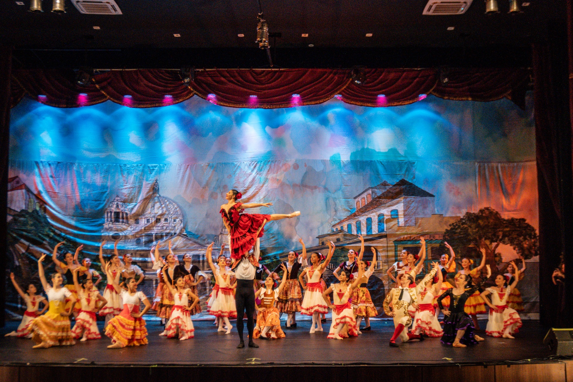 Bailarinas de DANZAR interpretando danza española sobre el escenario